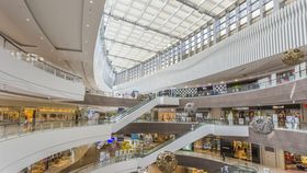 Îmbulzeală la mall în a doua zi de Crăciun! Românii au dat iama în produsele tip fast-food